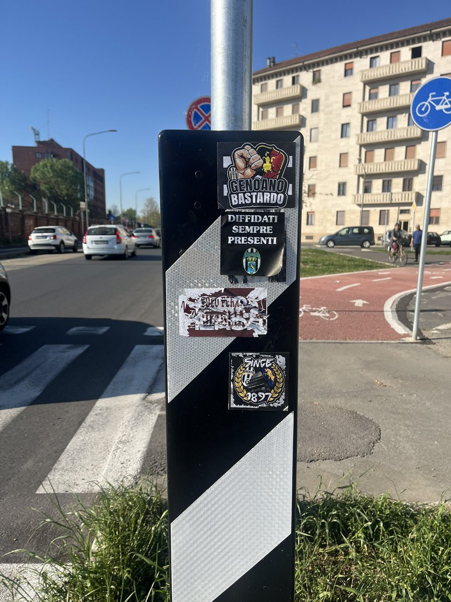 visti oggi, passandoci di fianco.
strano siano ancora lì..