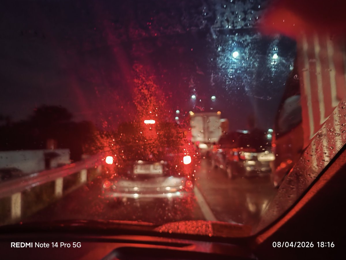 roscoe_x1's tweet image. Macet parah malam ini di Gerbang Tol Buaran Indah! Antrean hampir 1 km. Sudah 20 menit tertahan dari jam 18:04 dan belum sampai gerbang juga. 😫🚗💨 #Macet #BuaranIndah #InfoLalin