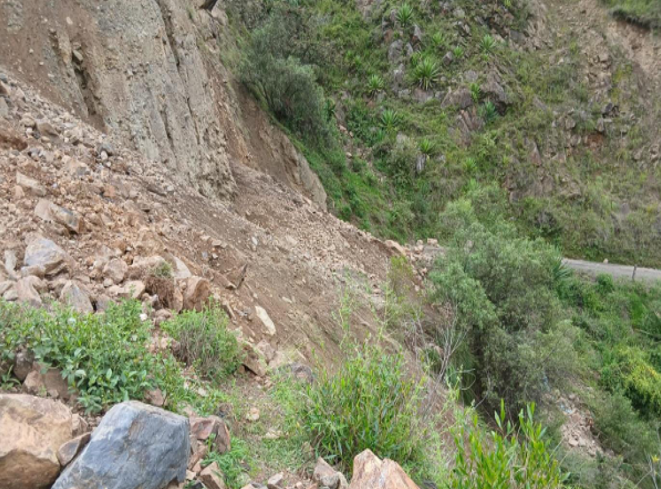 COENPeru's tweet image. ⚠️ Pasco: a causa de las lluvias intensas, el 7/4 se produjo un #Deslizamiento en el caserío Paucalin, distrito de #Páucar, provincia Daniel Alcides Carrión, que, al momento, afectó 300 metros de vía vecinal. Gobierno local realiza la #EDAN y coordina el apoyo de maquinaria