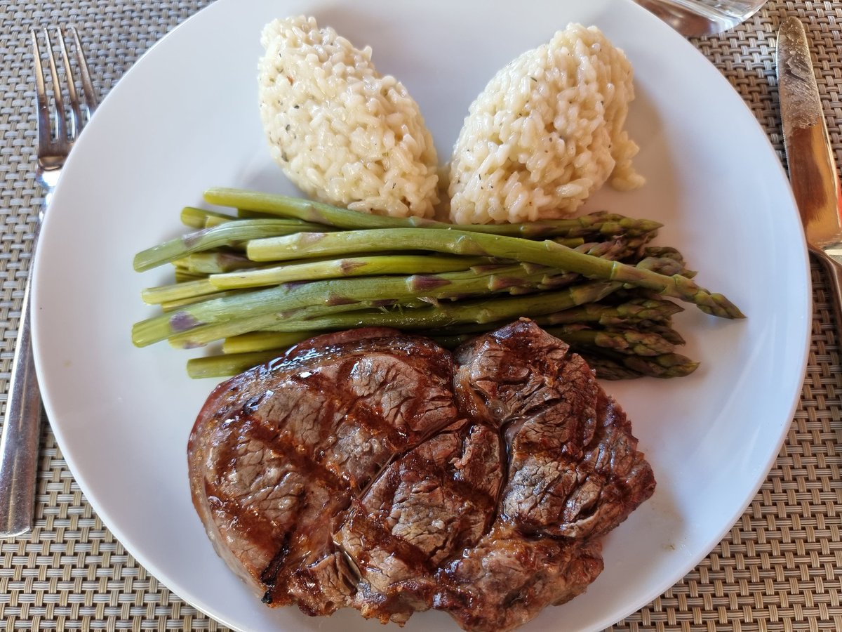 MarcBuergi's tweet image. Baselbieter #Schweizer Rindfleisch #Ribeye rare gegrillt mit der Sear Zone des #Weber Grills. Tolle Sache. #Finefood #Swissmeat #Grillmaster #JenzerFleisch