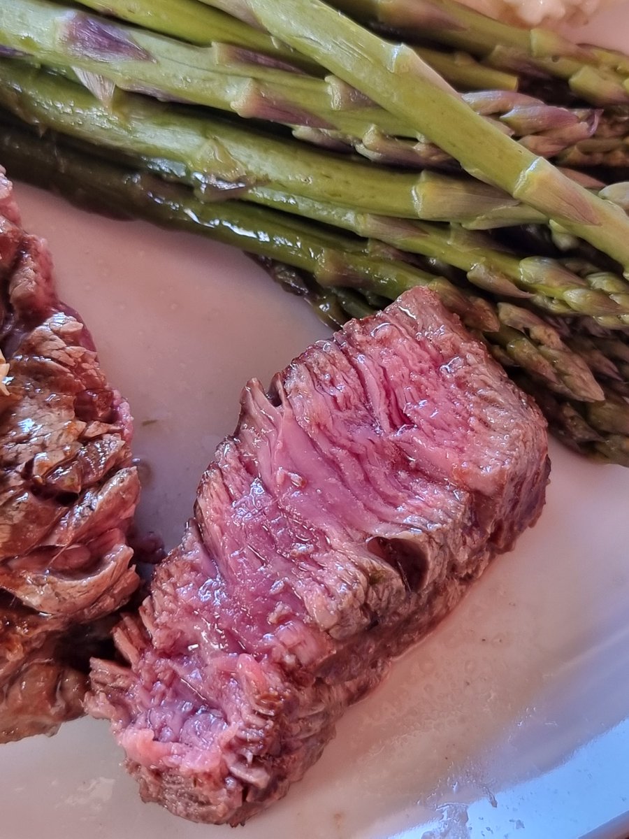 MarcBuergi's tweet image. Baselbieter #Schweizer Rindfleisch #Ribeye rare gegrillt mit der Sear Zone des #Weber Grills. Tolle Sache. #Finefood #Swissmeat #Grillmaster #JenzerFleisch