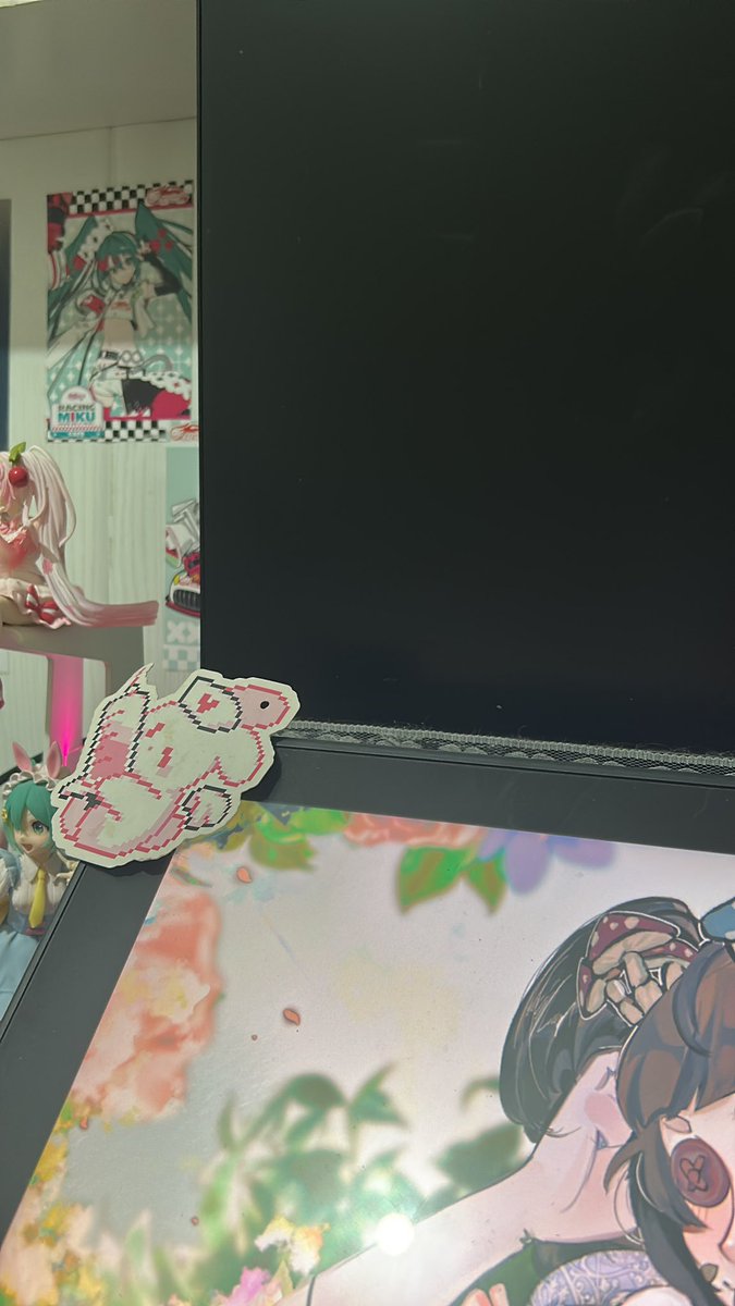 one of my video card hdmi port is no longer working so im back to one monitor gang :(((