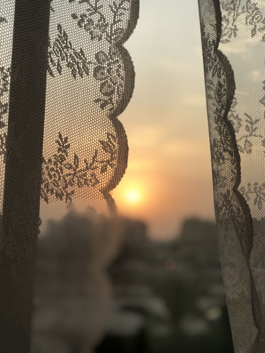 يسعد مسائكم 🌷
وصلني رسالة على البريد تحمل سؤالاً مهماً حول موضوع لماذا نشعر بالحنين للعلاقات رغم انتهائها على الرغم من أن ليس هناك رغبه بالعوده  وهنا نقيس على جميع العلاقات التي أشعرتنا بالألم وكان هناك سؤال دون أجابه ..هنا تذكرت قصيدة
( في امل )#للأخوين_رحباني 
 واداء السيده