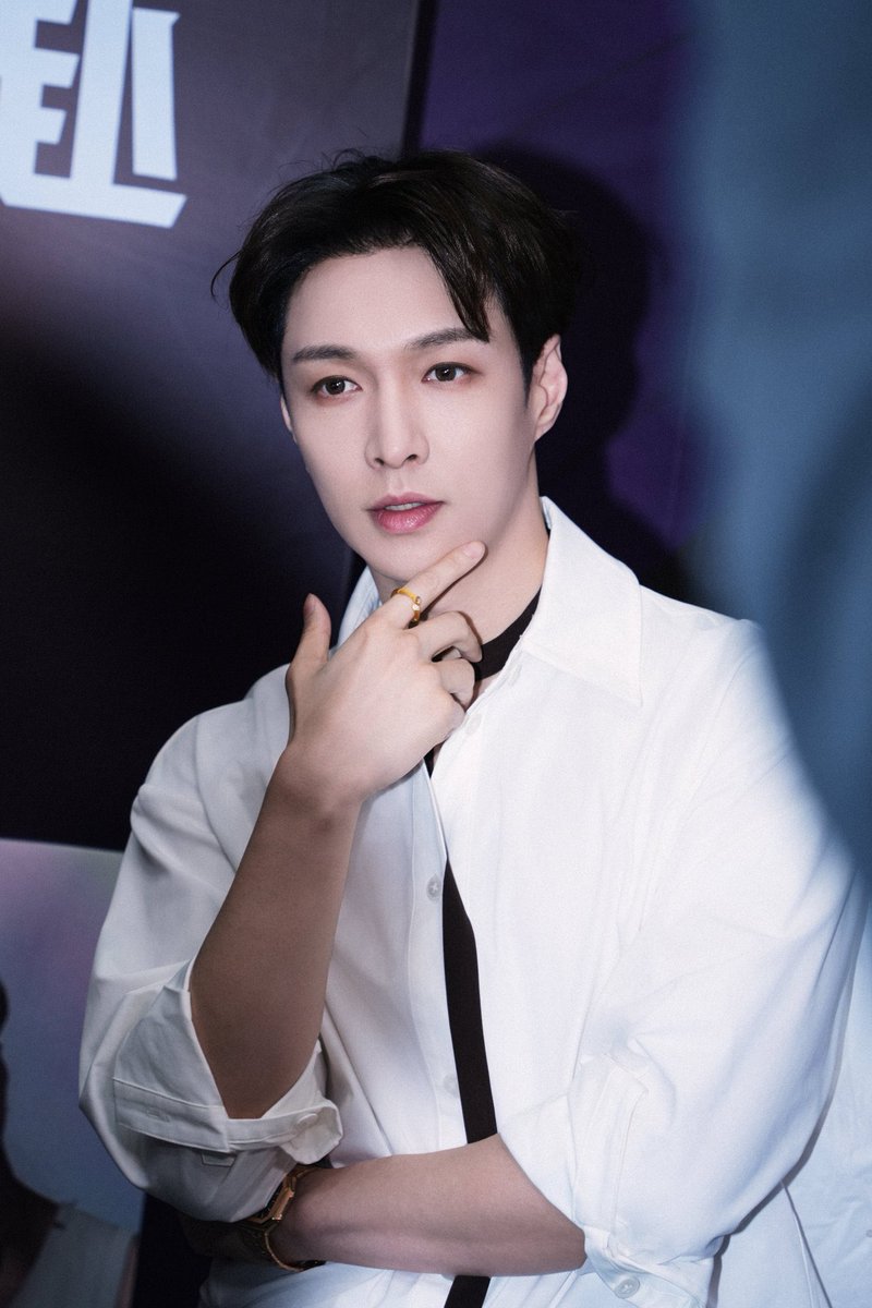 Amorita91's tweet photo. 💜🐚 @layzhang
#14yearsWithLAY https://t.co/Q0wXw4uJn9