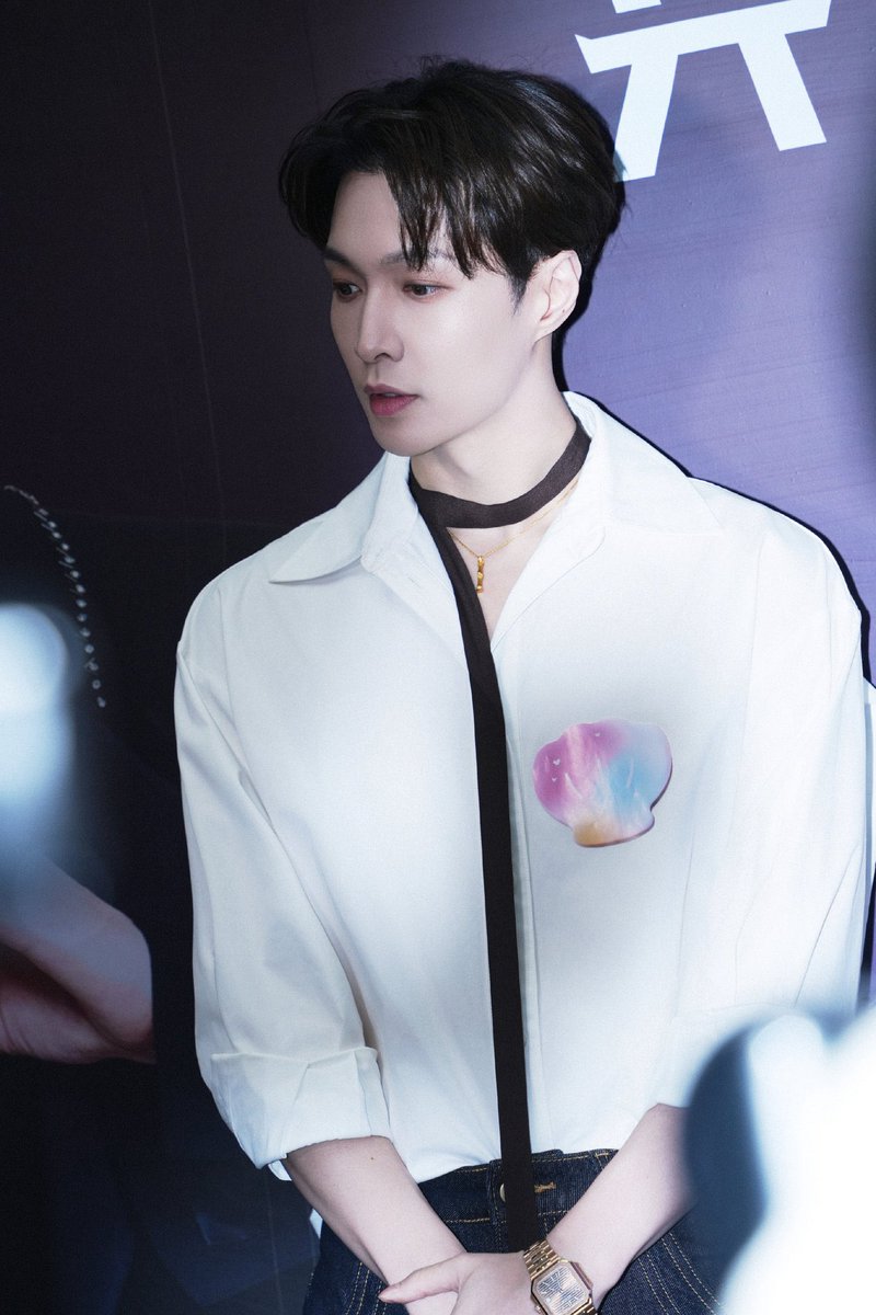 Amorita91's tweet photo. 💜🐚 @layzhang
#14yearsWithLAY https://t.co/Q0wXw4uJn9