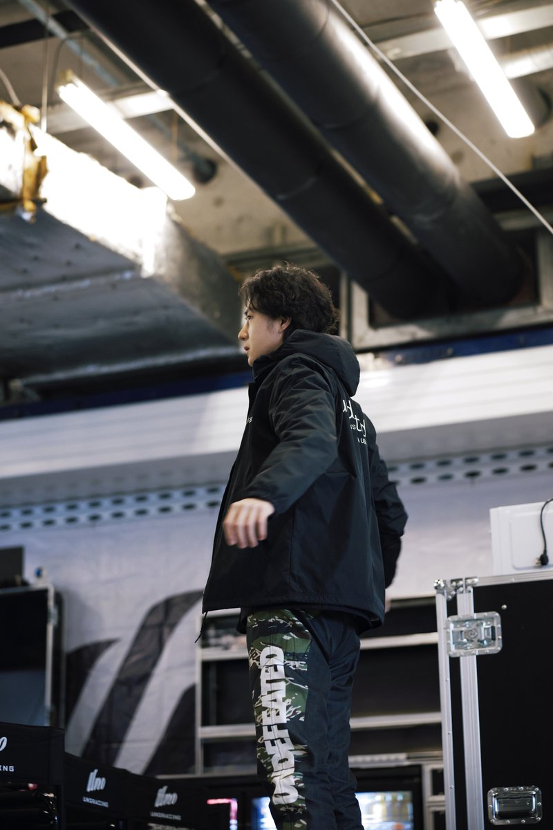 260408 19:00 YIBO-OFFICIAL weibo update x Wang Yibo (1/3)

“Pre-race TestDay 2”
Speeding through the corners, responding with composure, with the roar of the wind in his ears, keeping inner calm. Today’s practice session has ended, rest well! 😊

#85RACING