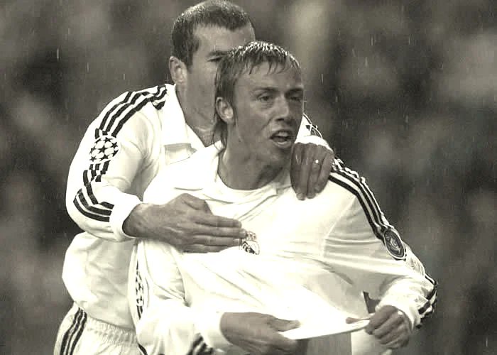 cronicasRM's tweet photo. 📅 Un día como hoy, hace 24 años (10 de abril de 2002)… El Real Madrid fulminaba 2-0 al Bayern Múnich en el Bernabéu y lo eliminaba en cuartos de Champions (vuelta).
¡Cayó la Bestia! Tras un partido épico de avalancha blanca, con Figo y Solari desatados, el Madrid se quitó de encima a su gran verdugo y se clasificó para semifinales… ¡contra el Barça!
📰 La portada de Marca lo gritaba: «¡TOMA Y TOMA!»
¿Quién no recuerda esa noche legendaria? ¿Creéis que fue una de las eliminatorias más épicas de la era Galáctica? 🤍
#HistoriaRM #cronicaRM #RealMadrid #ChampionsLeague #BayernMadrid #Galacticos #Figo #TomaYToma