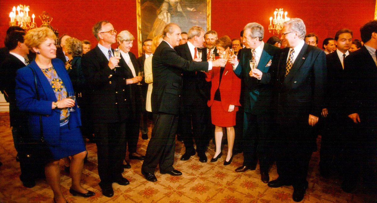 vie_economique's tweet image. L’#Autriche, un pays riche en repli économique

L’Autriche tire profit de son statut de membre de l’UE. Pourtant, sa croissance économique est décevante par rapport à celle d‘autres États membres.

👉 dievolkswirtschaft.ch/fr/2026/04/lau…

Article par Klaus Weyerstrass, @IHS_Vienna