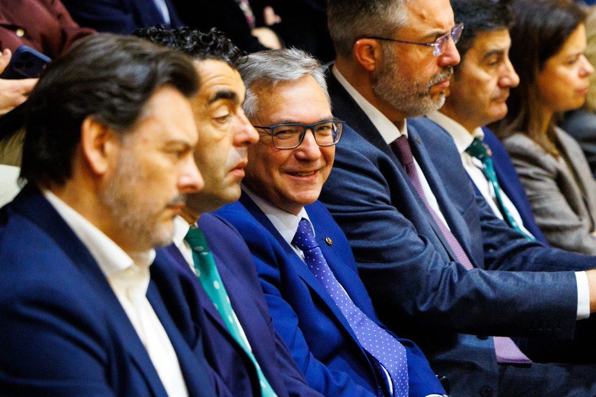 PPdeOU's tweet photo. O PPdeOU hoxe, no Debate do Estado de Autonomía, comprobando que Galicia está nas mellores mans. 

Con compromisos adquiridos para asumir os retos do futuro, pero sempre desde o sentidiño, a estabilidade e a seriedade, porque esa é a nosa maneira de gobernar. https://t.co/RUAxqts3OG