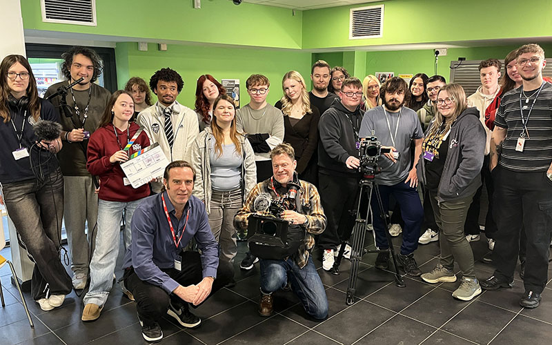 WestNotts's tweet photo. Media and performing arts students have been given a unique opportunity to work alongside industry professionals on a powerful new film project tackling the dangers of online radicalisation.
Read more here 👉https://t.co/gdyxN1F3Kx https://t.co/oQIxiecJ3r