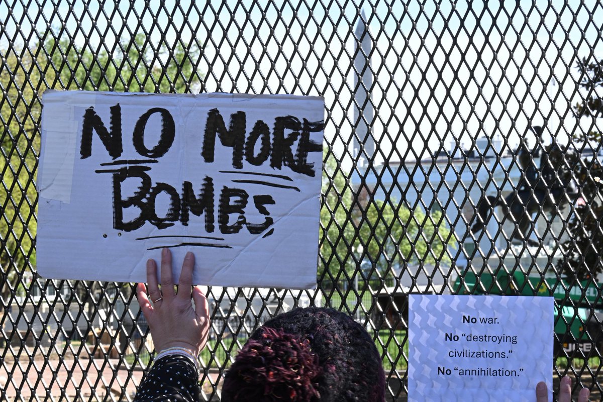 XHNews's tweet image. Latest on #MiddleEast tensions:
- #Trump threatens to "go right back" if #Iran talks fail: Sky News
- First vessels transit Strait of #Hormuz after #US-Iran ceasefire
- Iran's parliament speaker to head team for talks with U.S.
- Explosions reported at Iran energy sites hours