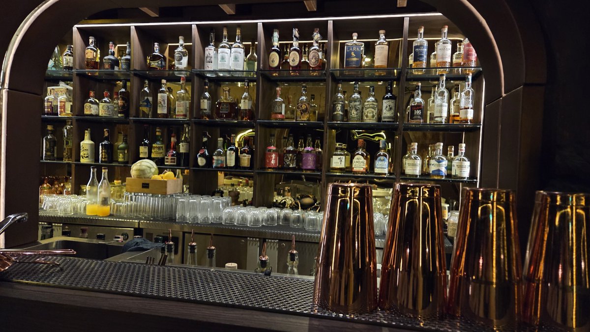 thiw2002thai's tweet photo. 〖 Step by Step 〗
8話
JengがPatを連れてきたBar🥃
ちょうどJengとPatが座っていた席に座れました😭✨
酔っぱらいDancing Patが可愛いすぎる…
めっちゃ呑むJaab(4枚目の席)
JaabJaneがもっと見たい、、、
Philtration
#タイ沼聖地巡礼
#StepbystepTheSeries https://t.co/MJ1H9F4mwv