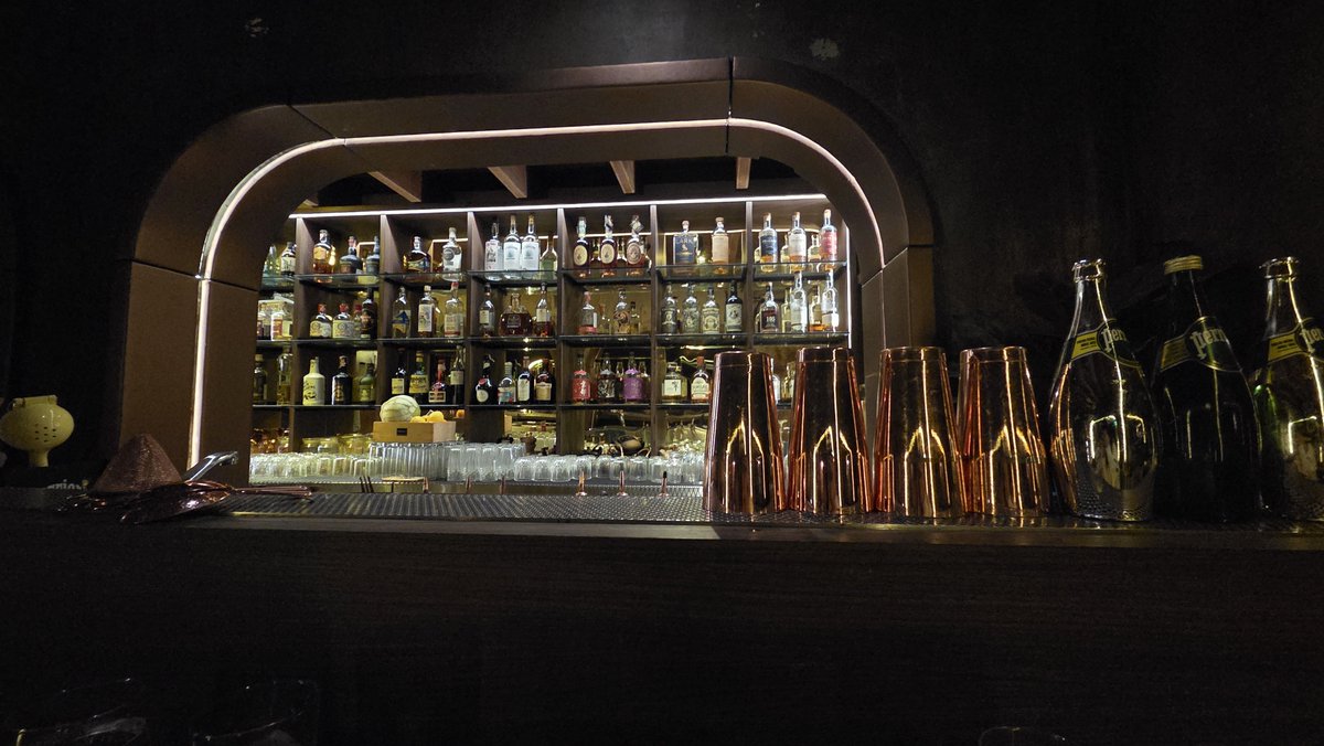 thiw2002thai's tweet photo. 〖 Step by Step 〗
8話
JengがPatを連れてきたBar🥃
ちょうどJengとPatが座っていた席に座れました😭✨
酔っぱらいDancing Patが可愛いすぎる…
めっちゃ呑むJaab(4枚目の席)
JaabJaneがもっと見たい、、、
Philtration
#タイ沼聖地巡礼
#StepbystepTheSeries https://t.co/MJ1H9F4mwv