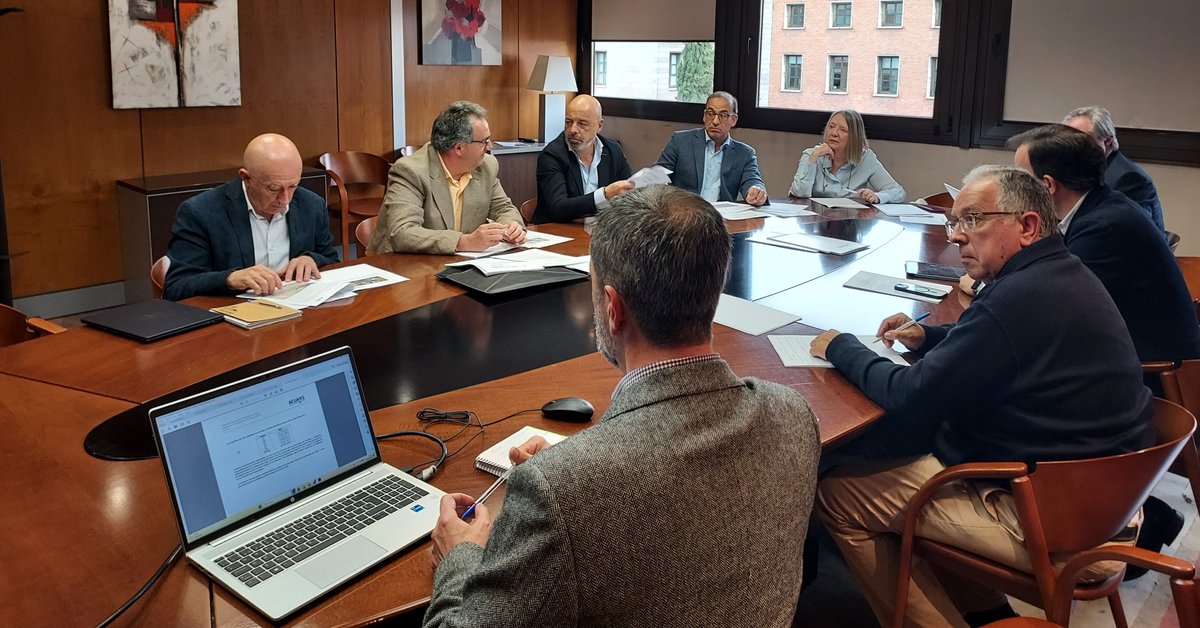AcuaEsSA's tweet photo. La Comisión de Seguimiento del convenio para mejorar el saneamiento y la depuración de Cáceres ha analizado en la sede de @AcuaEsSA los avances en las actuaciones 

Destaca el Colector Universidad, ya al 90%, con una inversión de 3,6M€

Actuación cofinanciada en un 80% por la Unión Europea - NextGenerationEU 💧y el resto por el @Ayto_Caceres 

#PlanDeRecuperación

@mitecogob 
@FondosUE_Esp