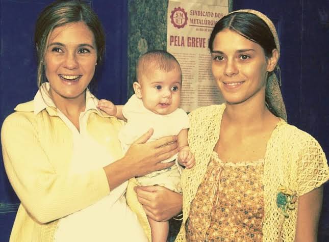 Ixi moça nem te conto o que aconteceu na última vez que Adriana Esteves ofereceu ajuda a uma mulher com uma bebê.