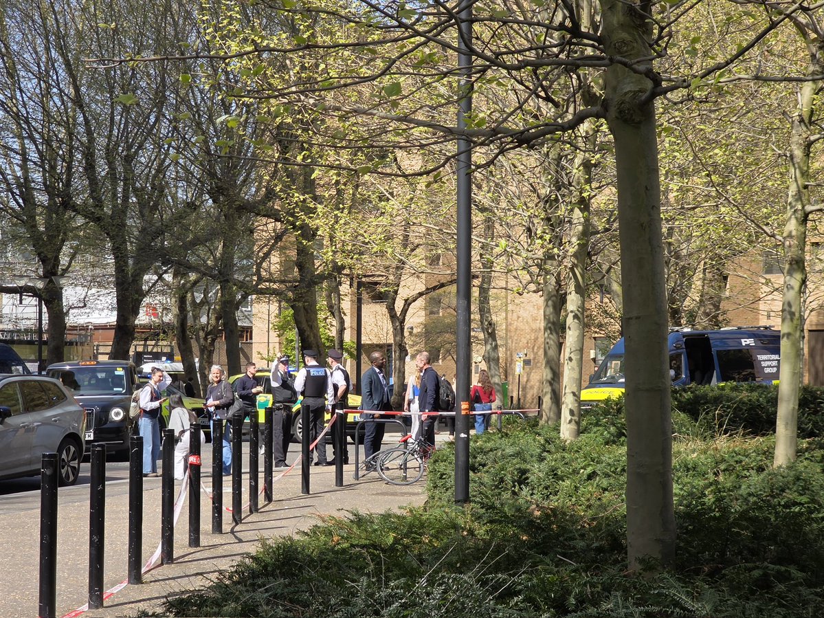 Billo20Four7's tweet image. In the Tate Modern, Blavatnik side &amp;amp; the Natalie Bell was evacuated; now trying to get back in the main entrance as that remains shut at present. No explanation at the moment... #London