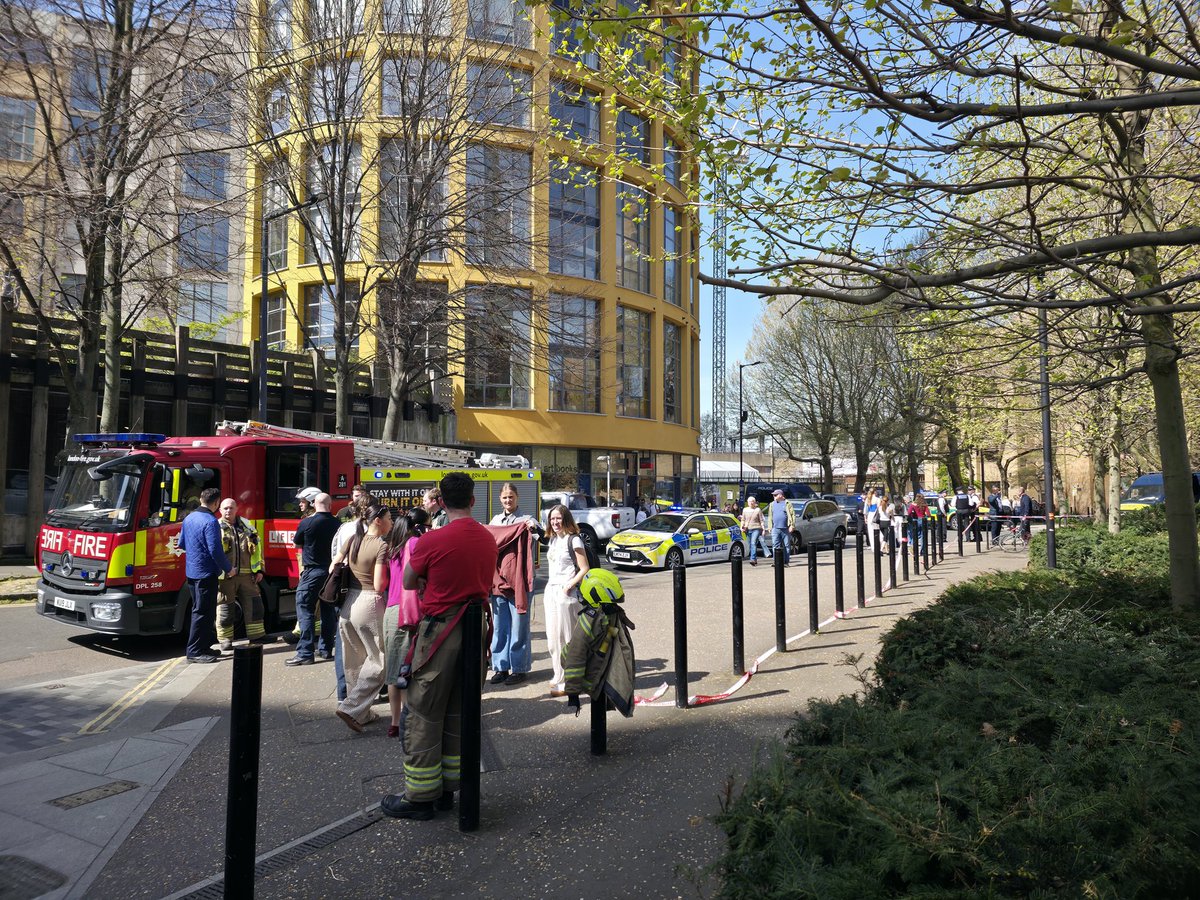 Billo20Four7's tweet image. In the Tate Modern, Blavatnik side &amp;amp; the Natalie Bell was evacuated; now trying to get back in the main entrance as that remains shut at present. No explanation at the moment... #London