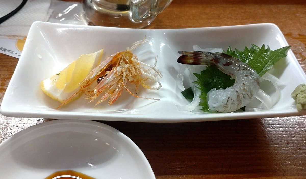 umedahitorimesh's tweet photo. 生ビール 480円、活車エビのお造り 450円、ポテトサラダ 300円、メンチカツ 250円@麺亭しおつる。大阪駅改札内のお店。車エビがプリプリで美味しい。頭は素揚げしてあってパリパリ食べられます。
#大阪グルメ
#梅田グルメ
#麺亭しおつる
#大阪駅 https://t.co/2OSnQCbVQ9