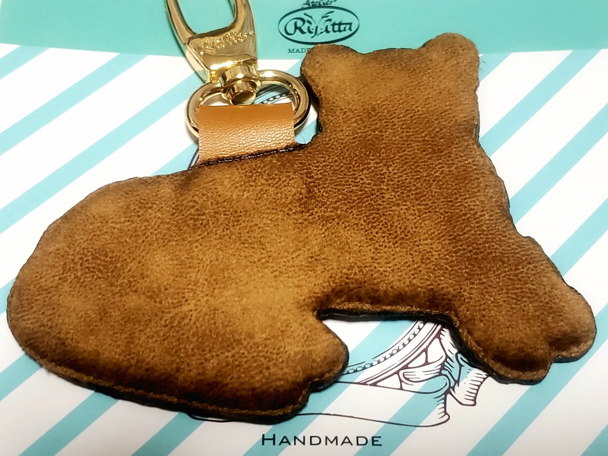 ZOOMOのクラファンで購入したアトリエリジッタさん作のタフが我が家に…！
大きい！！青い目！！毛並み！！おたまたま！！あぁタフぅぅぅッッツ！！！
裏面の滑らかな手触りがまるでタフを撫でているかのように思えて僕ァ…僕ァ…