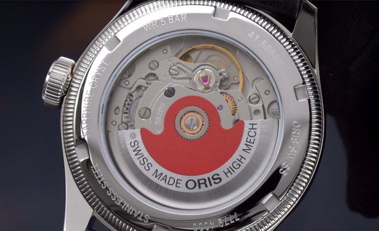 GamaCahaya's tweet image. Di balik caseback transparan, Oris membekali model ini dengan Caliber 754-1 berbasis Sellita SW200-1. 
Movement automatic ini menawarkan power reserve sekitar 41 jam, frekuensi 28.800 vph, serta fitur hacking dan hand-winding.