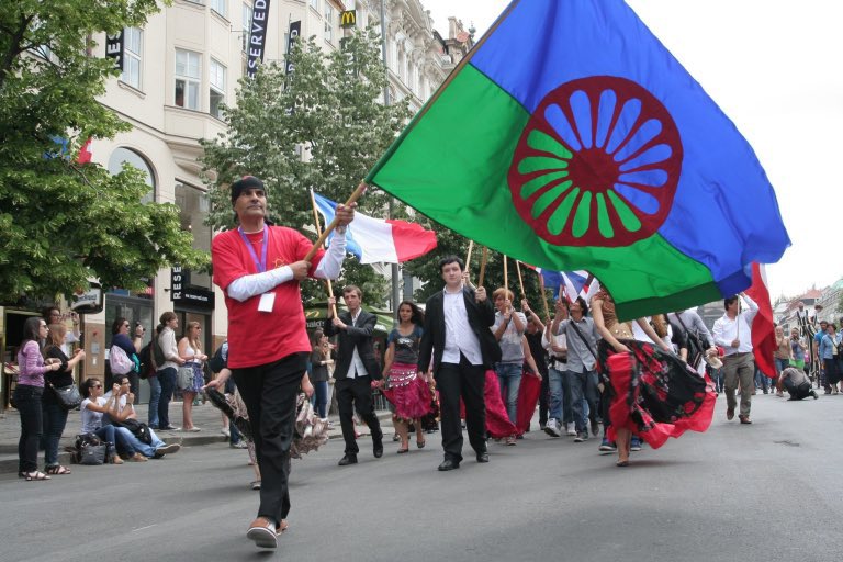 Romanlara yönelik nefret söylemi sürekli artıyor. 
8 Nisan Dünya Romanlar Günü Roman kültürünün kutlandığı, Roman halkının karşılaştığı sorunlara karşı farkındalığın artırılmaya çalışıldığı bir gündür.
#InternationalRomaniDay
#InternationalRomaDay
#SvetskiDanRoma