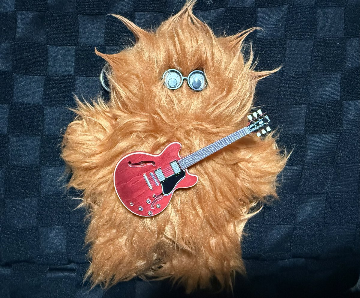 うちのリトパン君にguitar持たせたぞ。 よし、これでLive行こー