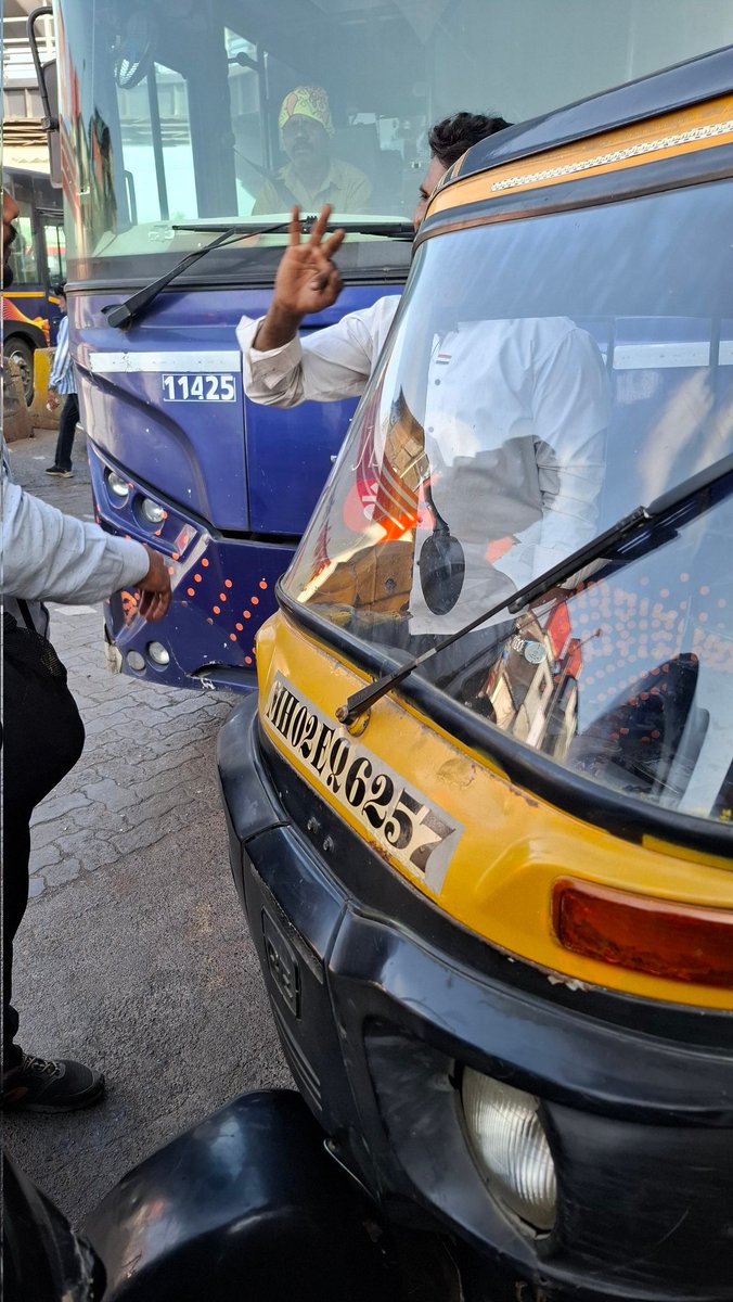 TushARaut1's tweet photo. Auto driver at Bandra East has forcefully demanding &amp; threatening passenger for more money
MH02 EQ6257
Take appropriate action against unauthorized rikshwa at Bandra Station East.

Also threatened for bursting mobile  during pic capture
@CMOMaharashtra @MTPHereToHelp @MumbaiRTO https://t.co/HHyyrVkNq4