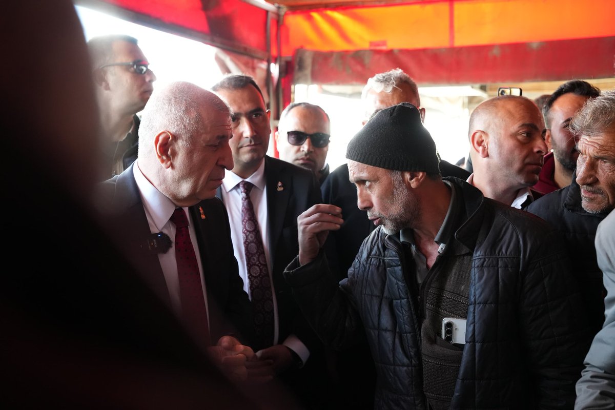 umitozdag's tweet photo. Türkiye'de gıdadan ilaca her alanda ihtiyaçların sevkiyatında önemli bir misyona sahip olan kamyoncu esnafı ile Konya'da bir araya geldik.

Onbinlerce kamyoncu bağkur primini ödeyememekten, artan akaryakıt fiyatlarına karşın navlun fiyatlarının aynı kalmasından ve adeta bir gelir kapısına dönüştürülen cezalardan dolayı evine ekmek götüremez hale gelmiş durumda.

Kamyoncu esnafının sorunlarını gündemde tutmaya devam edeceğiz.

@zaferpartisi