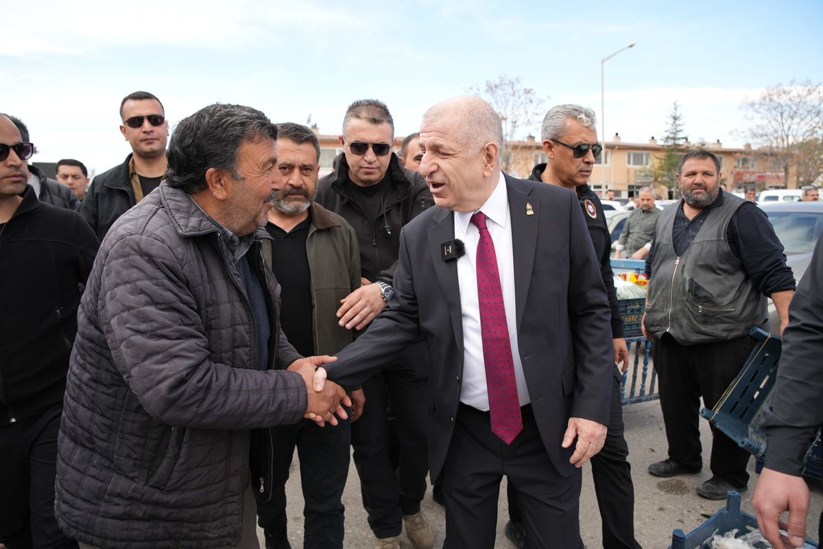 umitozdag's tweet photo. Türkiye'de gıdadan ilaca her alanda ihtiyaçların sevkiyatında önemli bir misyona sahip olan kamyoncu esnafı ile Konya'da bir araya geldik.

Onbinlerce kamyoncu bağkur primini ödeyememekten, artan akaryakıt fiyatlarına karşın navlun fiyatlarının aynı kalmasından ve adeta bir gelir kapısına dönüştürülen cezalardan dolayı evine ekmek götüremez hale gelmiş durumda.

Kamyoncu esnafının sorunlarını gündemde tutmaya devam edeceğiz.

@zaferpartisi