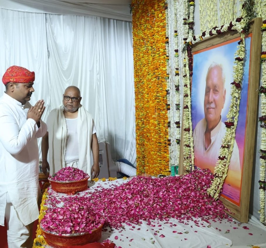 ramashray1956's tweet photo. जनपद #आजमगढ़ के ग्राम- बडसरा खालसा, तहसील - निजामाबाद में  प्रदेश उपाध्यक्ष ,सदस्य विधान परिषद मा0 @vijaypathakbjp जी के पिता जी के निधन पर उनके आवास पर पहुँचकर शोक व्यक्त एवं पुष्प अर्पित कर श्रद्धांजलि दिया. 
भगवान दिवंगत आत्मा को अपने श्री चरणों मे स्थान दे .
!!ॐ शन्ति ॐ।। https://t.co/lbC5NAkQ5l