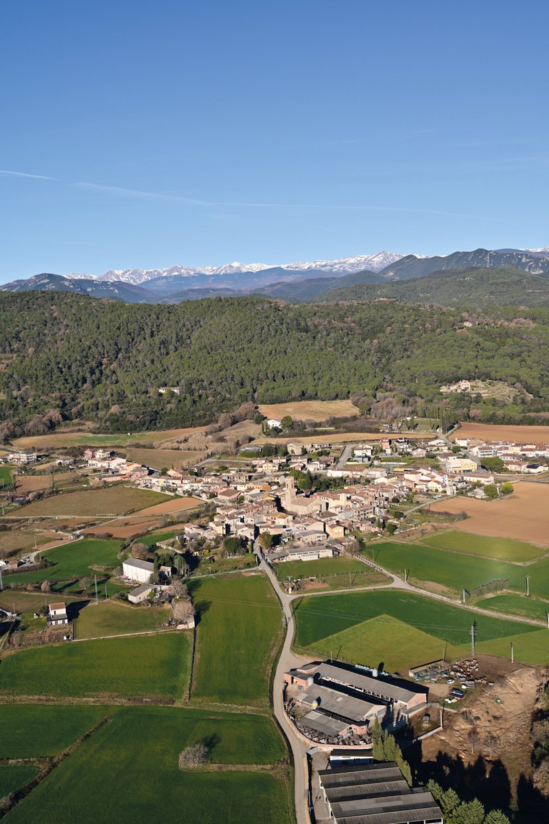 LaComarcadOlot's tweet photo. 📸 A vista d'#eduvolador!

🌿Al cor de l'Alta Garrotxa, en un gran espai natural i protegit, s'estén Montagut que aquest cap de setmana acull el quinzè @combatcorrandes 🎶 🙌

📖���🏻Tota la programació, a #LaComarcadOlot. I, la setmana que ve, la crònica i galeria de fotos😍 https://t.co/p4V49BYEnq
