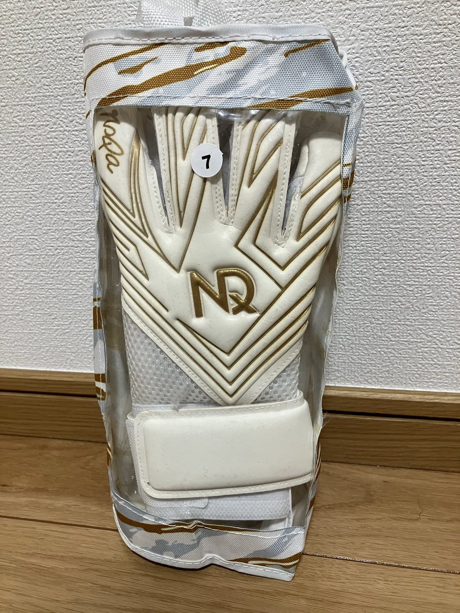 onohide_scs's tweet photo. #NoQa のAROS KINGの感想。
メッシュ素材を使用しているため、柔らかく軽いし、通気性抜群です。
グリップ力はすごくグリップが効きそう。
またインナーシリコンもしっかりしていて横ズレしない。グローブケースのデザインがすごくカッコいい。
#川島康暉 選手、素晴らしいグローブをありがとう😊 https://t.co/oBRnShfCyB