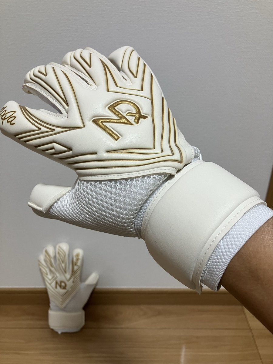 onohide_scs's tweet photo. #NoQa のAROS KINGの感想。
メッシュ素材を使用しているため、柔らかく軽いし、通気性抜群です。
グリップ力はすごくグリップが効きそう。
またインナーシリコンもしっかりしていて横ズレしない。グローブケースのデザインがすごくカッコいい。
#川島康暉 選手、素晴らしいグローブをありがとう😊 https://t.co/oBRnShfCyB