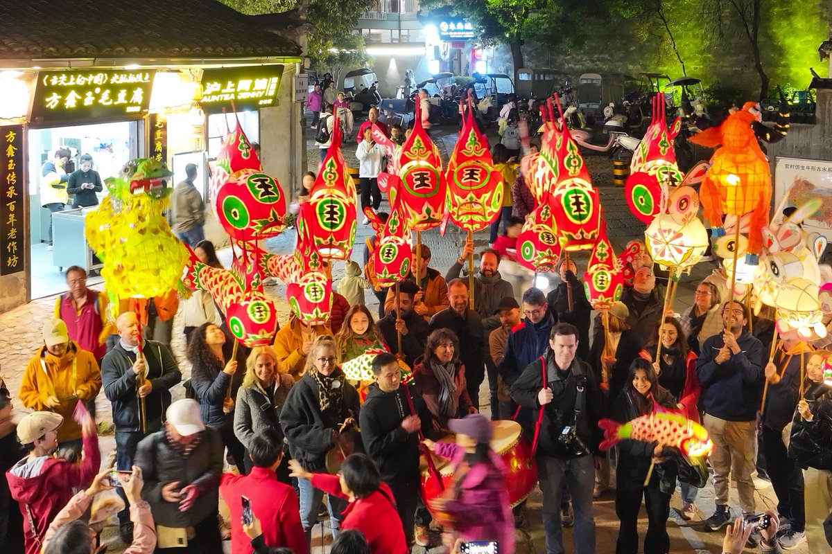 🐟🏮As night falls in Hongcun, Anhui, international visitors carry traditional fish lanterns through white-walled, black-tiled alleys. Glowing like drifting fireflies, the lanterns illuminate the poetic, centuries-old romance of this ancient village.
#DiscoverAnhui #AnhuiTravel