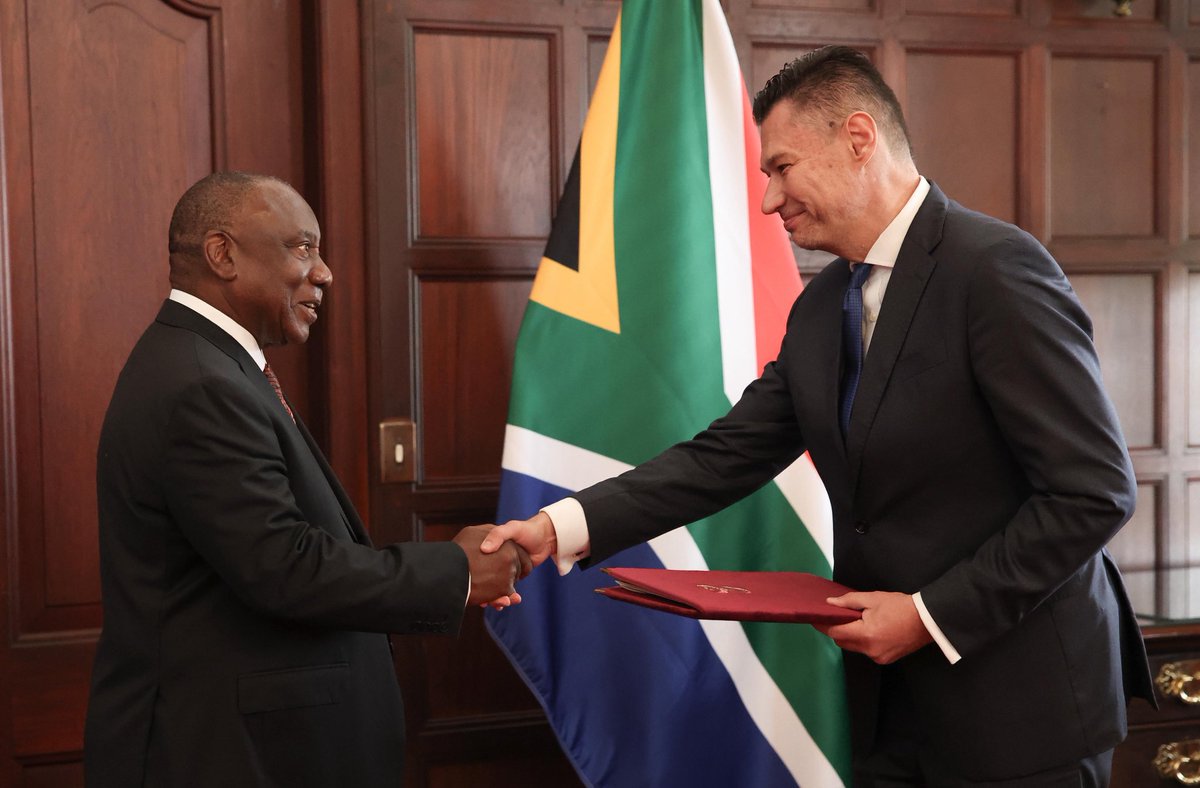PresidencyZA's tweet image. 🇿🇦 His Excellency President @CyrilRamaphosa receives Letter of Credence from Head of Mission, HE Dr Olexander Scherba of #Ukraine 🇺🇦. 

#LettersofCredence 
#BetterAfricaBetterWorld