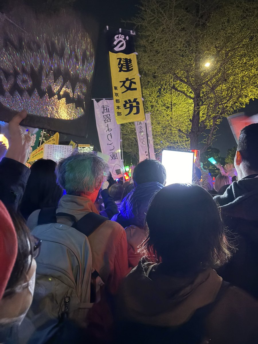 Paprikaschoten's tweet photo. #平和憲法を守る0408
「武器よりご飯」「平和を築こう中国と」の旗。 https://t.co/3DE7LOL1mH
