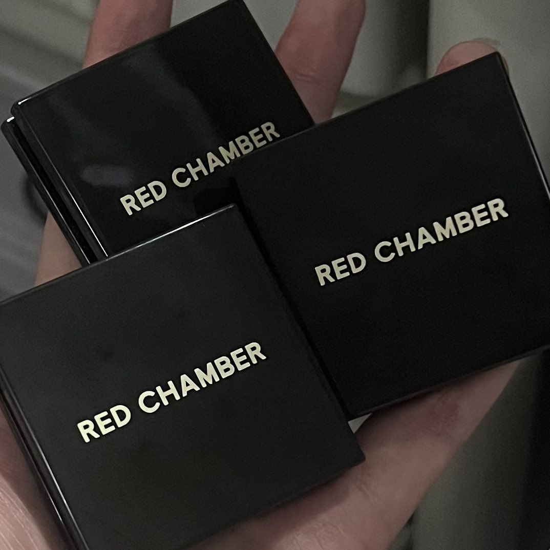 smilexjynx's tweet photo. red chamber รุ่นใหม่ตลับดำ สีน่ารักมากกก 🥹🫶🏻 เป็นครีมบลัชดีเลย เกลี่ยง่าย เนียนไปกับผิว ได้งานแก้มผิวโกลว์ สวยละมุนนัวๆๆ https://t.co/TtrAtdm2SH