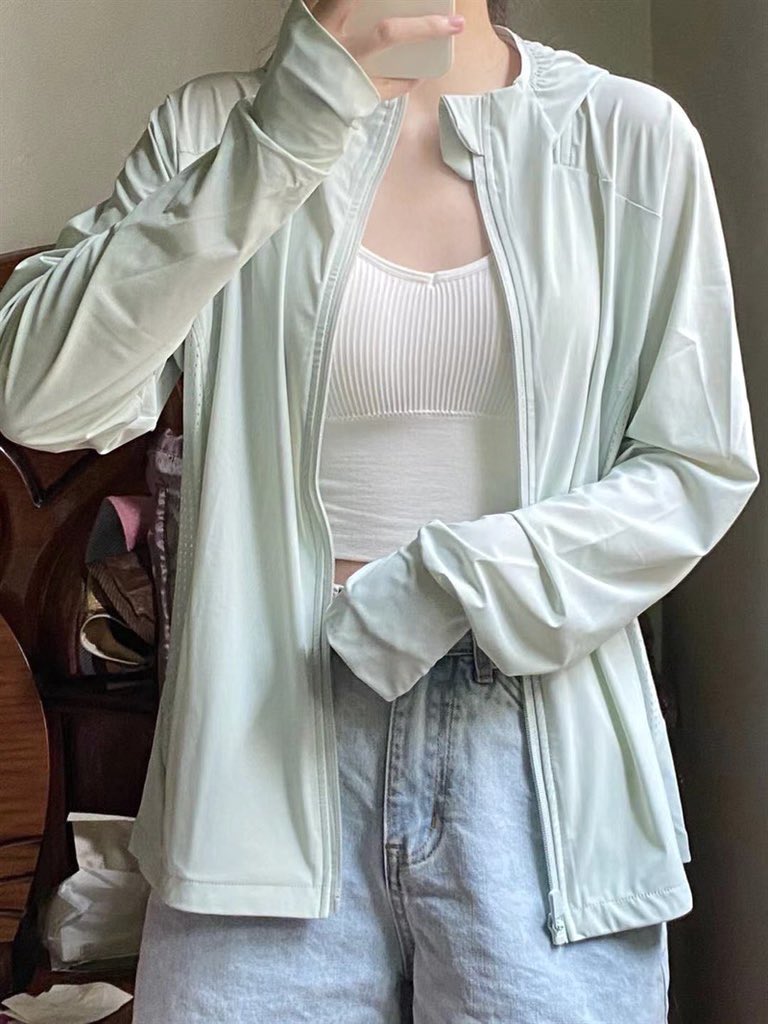 OMG แกรร เสื้อแขนยาวเดี๋ยวนี้ไปไกลมาก เหมือนจะธรรมดาแต่ใส่แล้วเย็นขึ้น block uv50+ ป้องกันผิวจากแสงแดดได้ 95% กันลมร้อนจากมลภาวะ  เนื้อผ้าเบาบางระบายอากาศได้ดี ที่สำคัญใส่แล้วร้อนน้อยลงจริงๆ ราคาไม่แรงแต่ใช้ได้ผล ผลิตมาเพื่อคนไทยโดยเฉพาะ ;-;