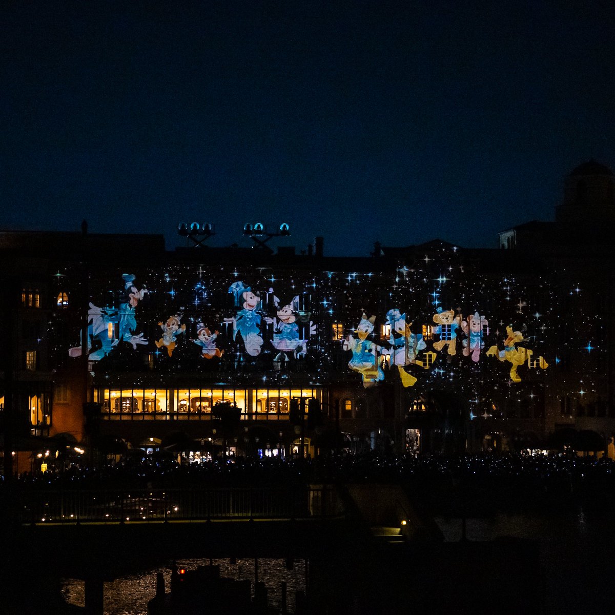 DtimesJP's tweet photo. 東京ディズニーシー／環境演出「スパークリング・ジュビリー・ナイト」
東京ディズニーシー・ホテルミラコスタの壁面に映像が映し出され、きらめきにあふれた世界が繰り広げられます☆
https://t.co/E3J7BYer16 https://t.co/kJpRamrKak