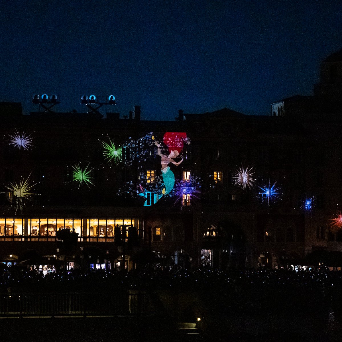 DtimesJP's tweet photo. 東京ディズニーシー／環境演出「スパークリング・ジュビリー・ナイト」
東京ディズニーシー・ホテルミラコスタの壁面に映像が映し出され、きらめきにあふれた世界が繰り広げられます☆
https://t.co/E3J7BYer16 https://t.co/kJpRamrKak