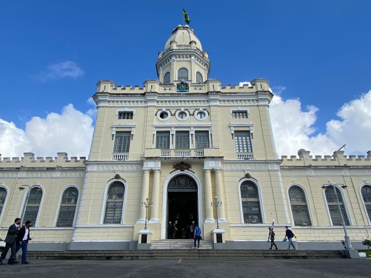 Policiais são expulsos da PM após furar blitz da Lei Seca com carro roubado e de placas clonadas glo.bo/ks9xqvl #g1