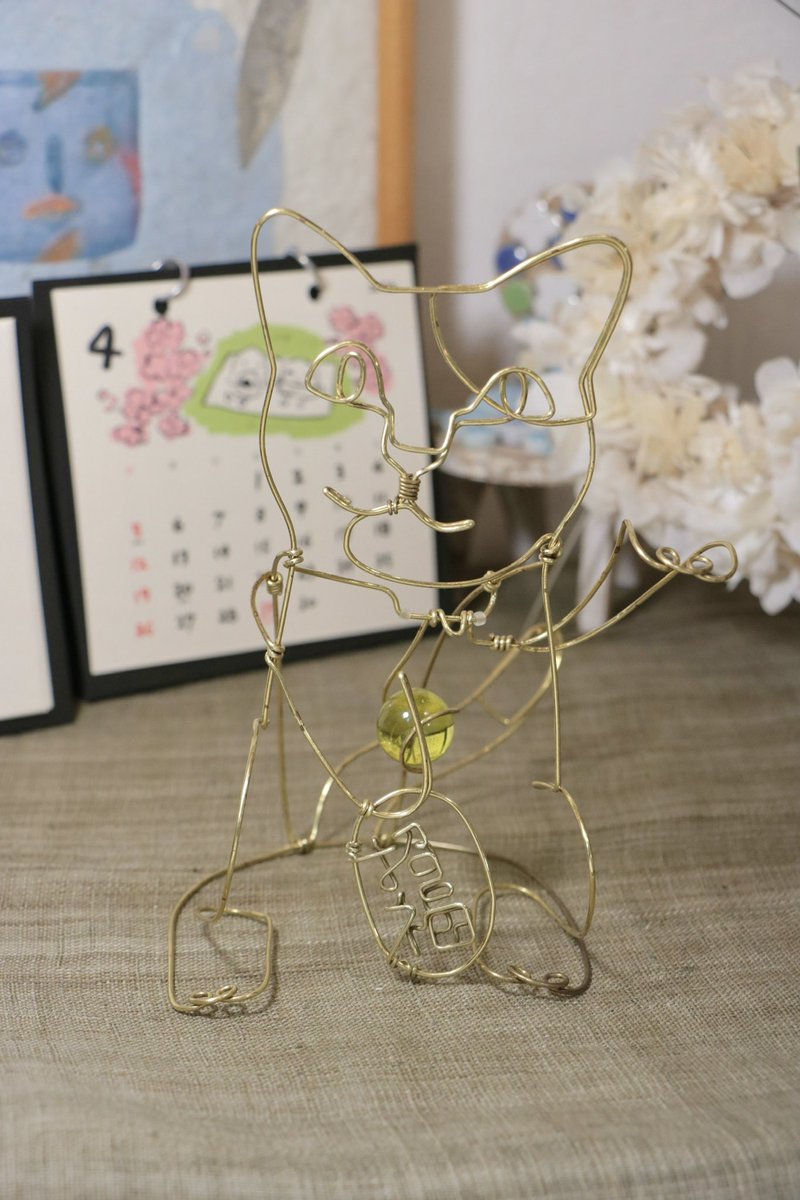 4月の営業日カレンダーです。
新しい作品もいろいろ作っていますので、近くに来たらぜひ寄って行ってください。

もう一枚の写真は手が揺れる招き猫、文字「招福」入りです。

針金細工 八百魚

#yaouo #針金細工八百魚 #ワイヤークラフト #針金一本作り #名古屋観光