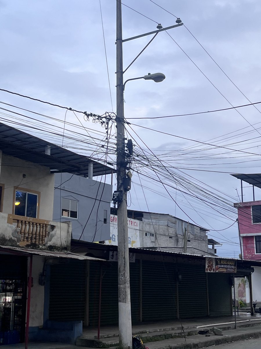 gabquimis's tweet photo. @CNEL_EP  @servicioscnelep  #UNMLG en el cantón El Triunfo Luminaria quemada codigo cliente 1203753811 contacto 0987668670 Nro Poste 1200071325 https://t.co/8vvzFnYqP8
