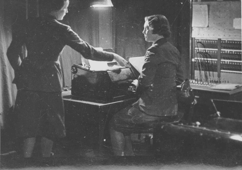SOEhistory's tweet photo. 🆆🅰🅰🅵 🆃🅾 🆂🅾🅴
Byck joined the WAAF in December 1942 as a General Duties Clerk, working in the records office, later promoted to the rank of Section Officer. As she spoke excellent French, she was recruited into the SOE in 1943.
#MurielByck #WAAF #SOE #WW2 2/3 https://t.co/kXxL2QzqOe