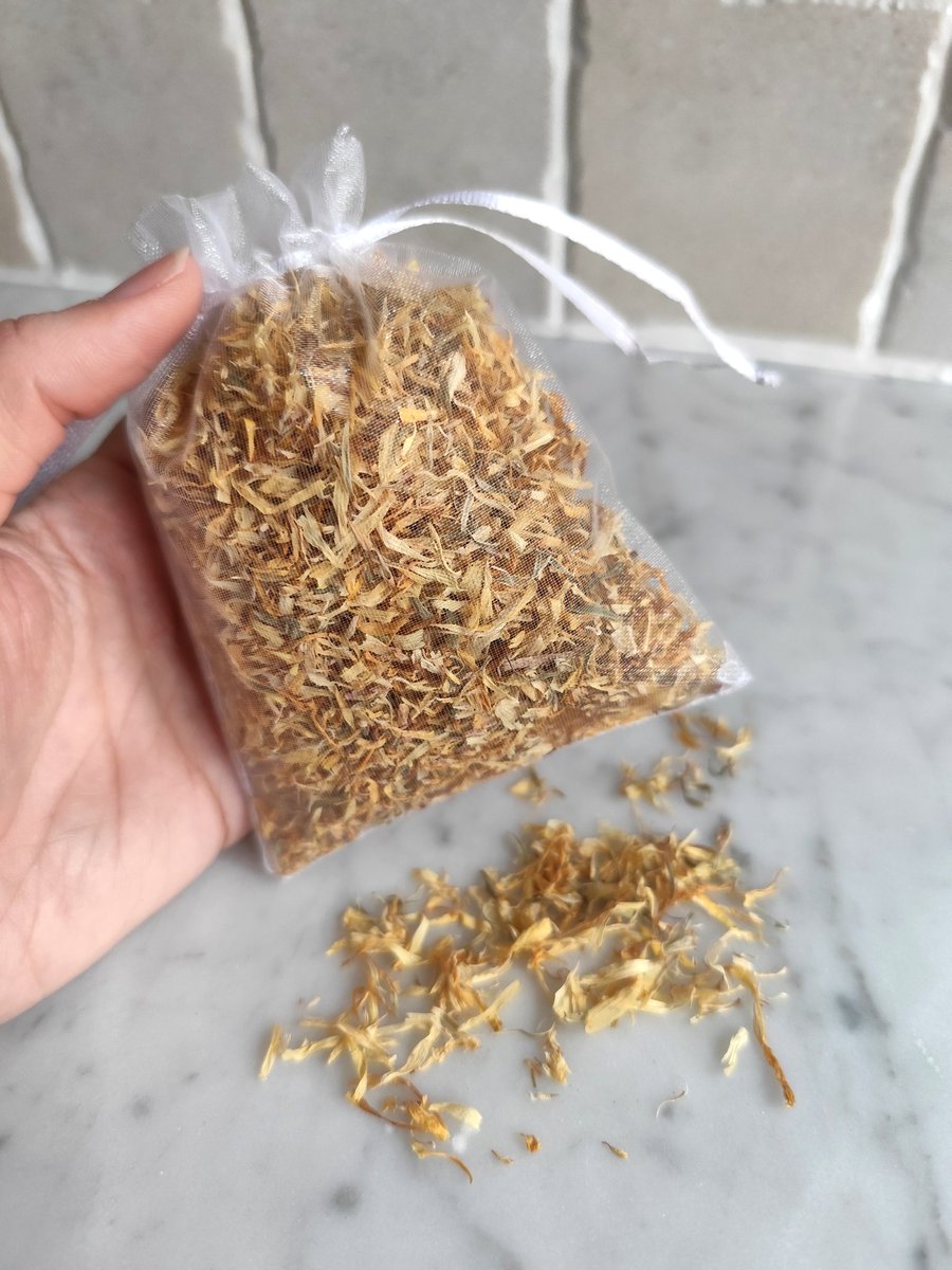lunaelupo7's tweet photo. La mia #calendulaofficinalis coltivata ed essiccata a mano 🧡🌼 https://t.co/rKO9d4NM4A