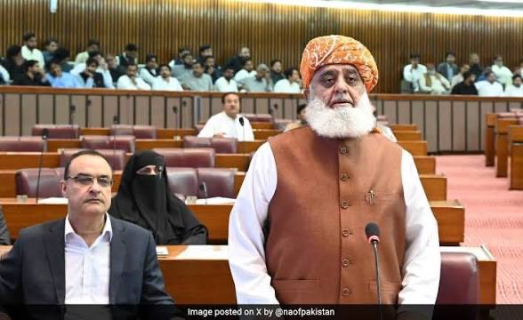 taahir_khan's tweet image. JUI @juipakofficial chief Maulana Fazlur Rehman @MoulanaOfficial, commenting on the temporary ceasefire between the #US and #Iran, has said the pause in the US attacks is a temporary improvement, urging #Muslim nations to adopt a joint strategy for lasting peace. “The Islamic