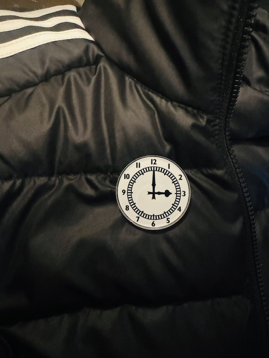 ruthbeckart's tweet image. New Arsenal Clock pin badge available on my website now 
38mm Round Acrylic Pin Badge 
(Medium Size)

Only a limited number available 
UK Sales only - shop RuthBeckArt online 
link in comments. 

#Arsenal #NewProduct