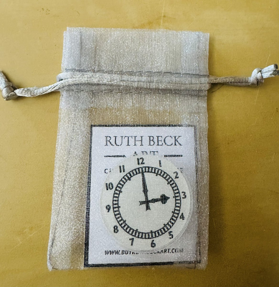 ruthbeckart's tweet image. New Arsenal Clock pin badge available on my website now 
38mm Round Acrylic Pin Badge 
(Medium Size)

Only a limited number available 
UK Sales only - shop RuthBeckArt online 
link in comments. 

#Arsenal #NewProduct