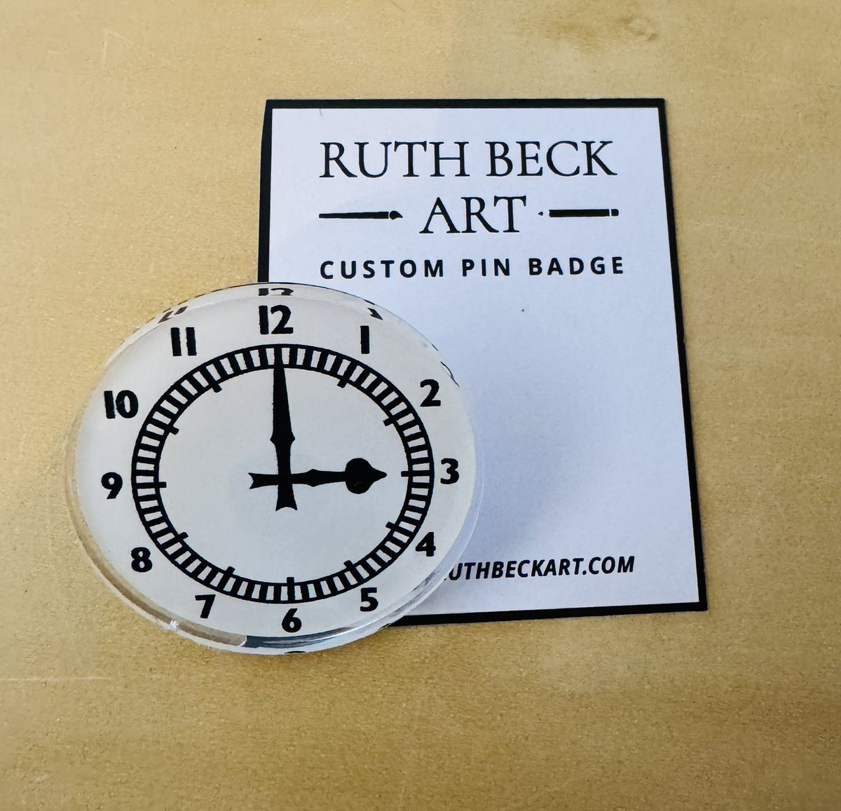 ruthbeckart's tweet image. New Arsenal Clock pin badge available on my website now 
38mm Round Acrylic Pin Badge 
(Medium Size)

Only a limited number available 
UK Sales only - shop RuthBeckArt online 
link in comments. 

#Arsenal #NewProduct