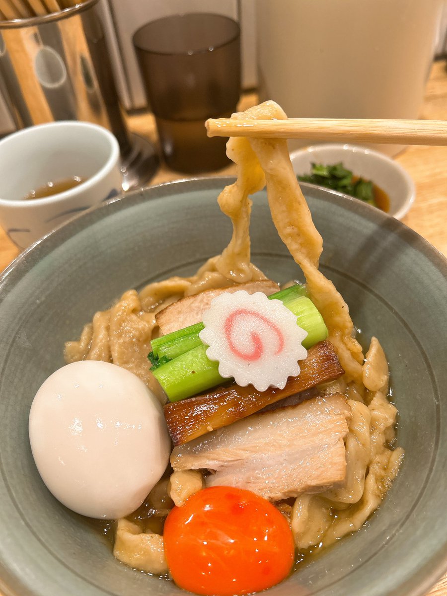 mchan_ramen's tweet photo. こりゃやられた。味も接客も最高のだしと麺 遊泳 💯極太ところじゃない小麦の塊(褒めてる)きしめん以上に太く、優しい出汁と絡んでうま。油そばってパンチ勝負🤛みたいなところあるけどここの油そばは優しささえ感じる。途中から卵黄を割るとこりゃまた麺にまとわりついてうま。待った事は後悔なし https://t.co/Wbxy03lzWA